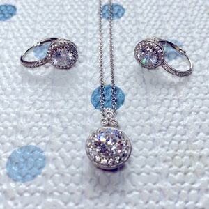 Beautiful jewelry set of silver toned necklace and earrings 😍😍😍